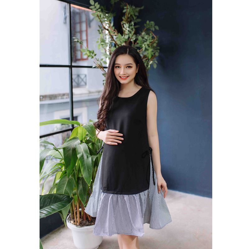 Đầm bầu cách tân thắt nơ eo phối tùng sọc đen Emum
