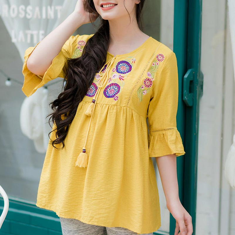 Áo bầu cổ xẻ thêu hoa tay bèo phối ren vàng Emum