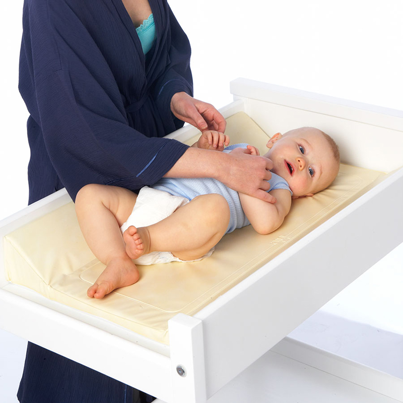 Ga bọc đệm thay tã cho bé