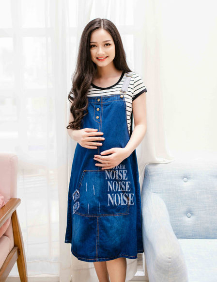 Đầm bầu yếm Jean in chữ phối áo sọc Emum