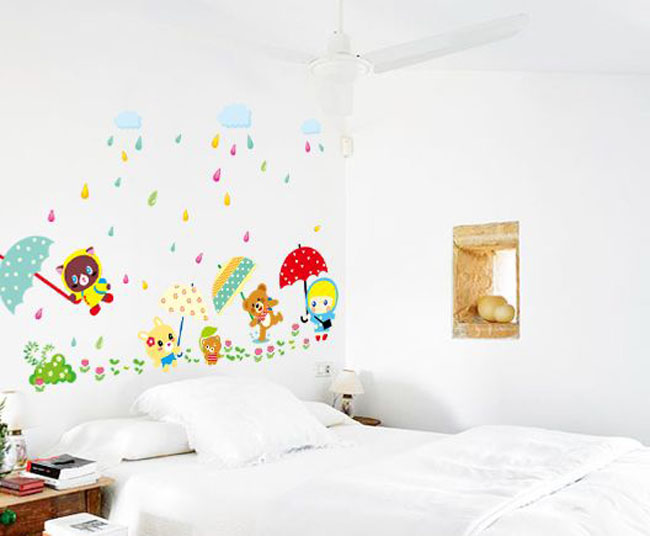 Tranh dán tường gấu che mưa