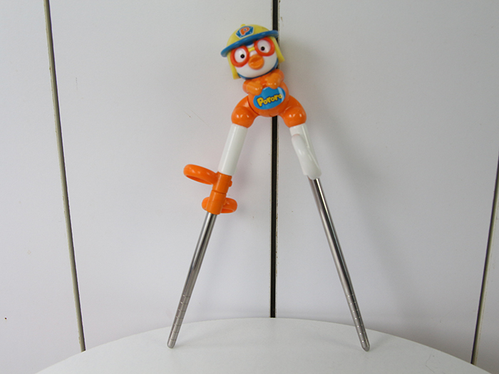 Dua inox tap an Edison hinh Pororo (nhieu mau)