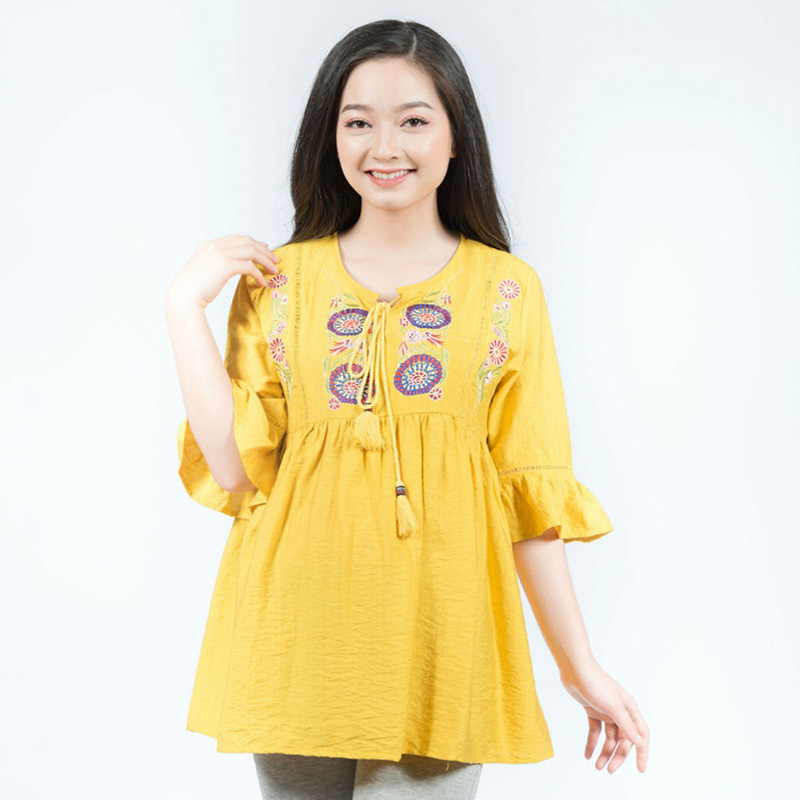 Áo bầu cổ xẻ thêu hoa tay bèo phối ren vàng Emum